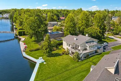 Image de Canalside summer cottage w/ river views, fire table & outdoor cushioned seating