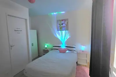 Image de Appartement cosy bien équipée, situé sur la bord de vienne, parking gratuit.