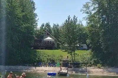 Image de Lac La Biche Lakefront 5‑Bedroom Cottage with Private Beach & Large Yard