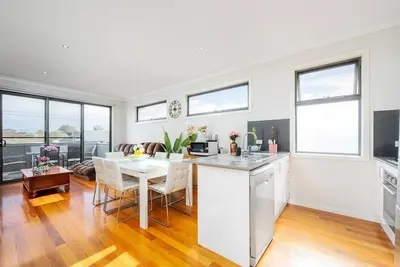 Image de Tropical Glenroy Home with Balcony & Parking
