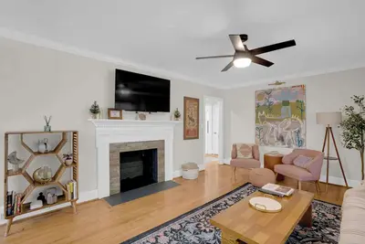 Image de Mid-Term In Shandon, King, Office, Large Backyard