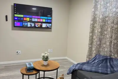 Image de Modern Basement Suite | Private | Full Kitchen | 20mins from Wem and Airport