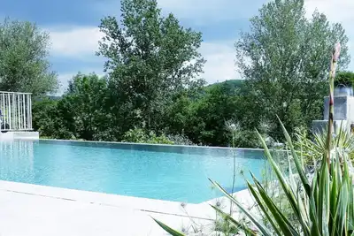 Image de Piscine débordement chauf. privée Campagne Calme entre Lauzerte Médiéval Montcuq