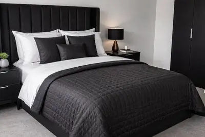 Image de Graphite | 1 bed city centre apartment with airbed for 4 l 2 balconies