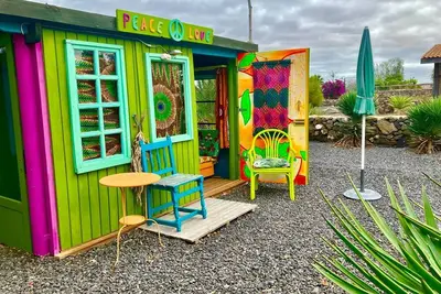 Image de casa Benito. Maison en bois coloré, tranquille. Indépendante avec parking privé