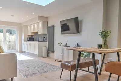 Image de Savernake House | Stylish Stay for 6 + Parking