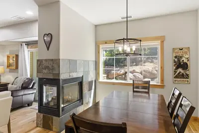 Image de Central Truckee Townhome | Fireplace, Garage