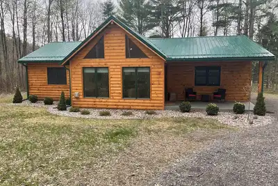 Image de Modern, rustic 3 bedroom cabin nestled in a wooded lot just outside Cooperstown