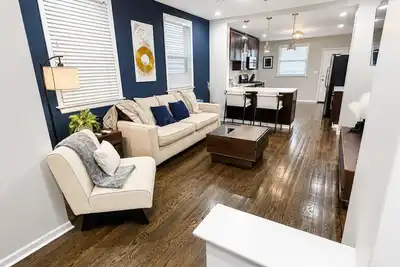 Image de Welcome to this four bedroom, two bathroom apartment located in the neighborhood of Lakeview.