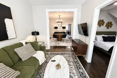 Image de Gothic-meets-mid-century 2br in Lakeview | Statment Kitchen + Dining for 4