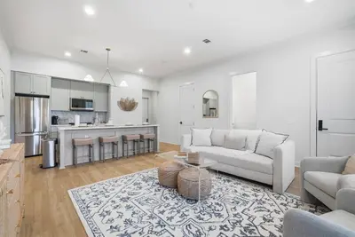 Image de Coastal 1br with Pool - Near Beach