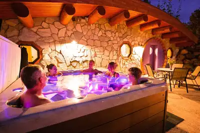 Image de Purple Hobbit Home / Hot Tub / Sauna / Fire Pit