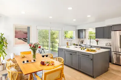 Image de Chic Gem with Outdoor Oasis, 5-min to Downtown