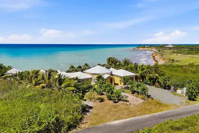 Image de Waterfront Luxury in St. Croix: Private Pool, Spacious Deck & 3 Ensuite Bedrooms