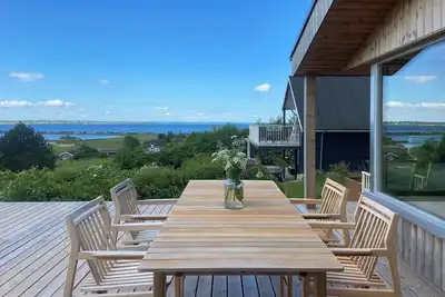 Image de Maison de vacances moderne avec vue sur l'eau