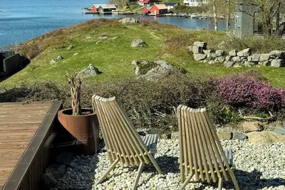 Image de Chalet au bord du fjord avec abri et vue sur la mer