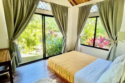 Image de Jungle Meets Beach | 3-Apt Family Compound for Groups & Privacy