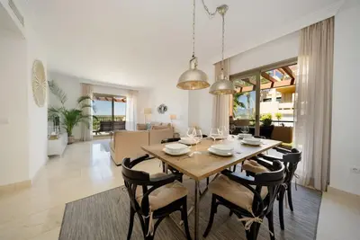 Image de Penthouse avec une vue imprenable sur la mer et les montagnes à Benahavís
