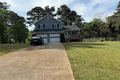 Image de Newly renovated Lake House near Lake Lanier & Holiday Marina in Buford, Georgia.