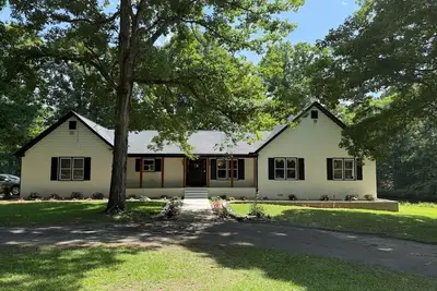 Image de Spacious 4br Lakefront Getaway in Hampton with Trails & Scenic Views