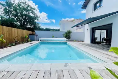 Image de Villa zen avec piscine en lisière de forêt et proche plage