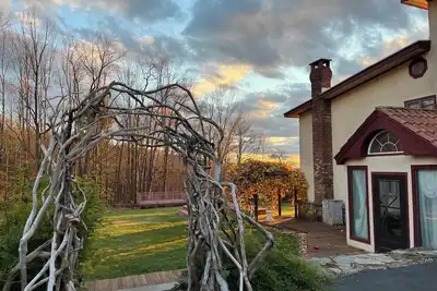 Image de Private 73 acre getaway with a huge spacious house, forest trails + private lake