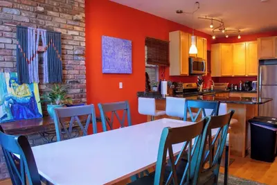 Image de Ashland House: a roomy 3br/2ba duplex with a rooftop deck, on the Lincoln Park border.