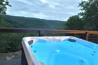 Image de Cliffside cabin in Rrg with hot tub, sleeps 12!