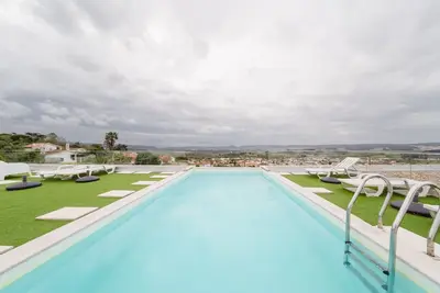 Image de Appartement « Colina Do Sol 2 » avec vue sur la montagne, piscine privée et climatisation