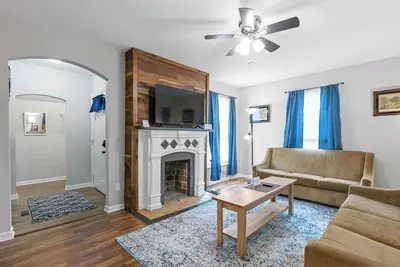Image de Near Downtown, Park & Zoo! Trendy Ridgeland Tudor