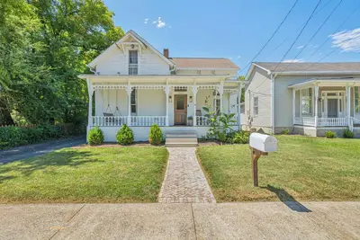 Image de Charming Victorian Home Near the Square