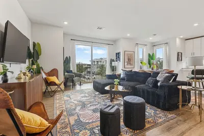 Image de Spacious 2br Corner Unit w/ Pool, Bright Layout