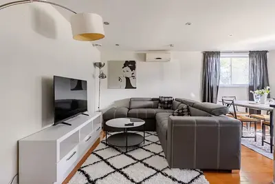 Image de Grand appartement moderne et meublé de deux chambres à Laval / Canada