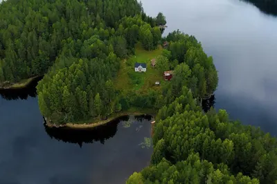 Image de Ferme datant de 1770 avec sauna flottant au bord d'un lac