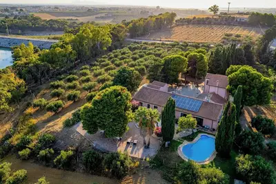 Image de Villa avec un petit lac au milieu des oliviers, près de Trapani