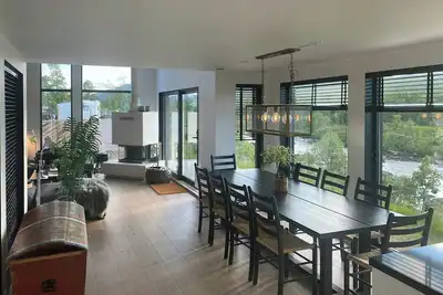 Image de Charmant chalet d'architecte avec vue sur la rivière