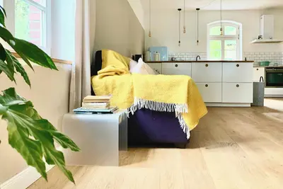 Image de Confortable maison de campagne avec jardin sauvage près d'un lac