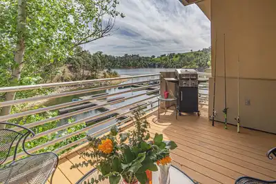 Image de Waterfront Lake Tulloch Townhome Steps From Marina