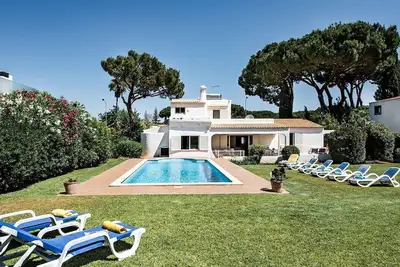 Image de Villa de 4 chambres près du vieux parcours de Vilamoura