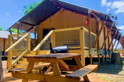Image de Deluxe Safari Tent Cabin with Creek Swimming, Fishing & Resort-Style Amenities in Marion, Texas