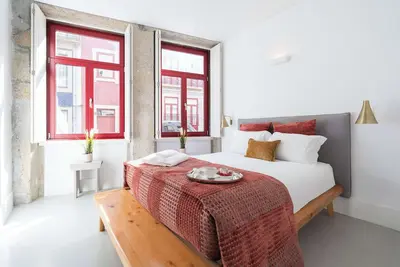 Image de Stylish Flat with Terrace & Jacuzzi by HostWise
