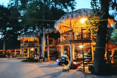 Image de A Rustic Log Cabin - Perfect for a Glamping Getaway by the San Marcos River near Kingsbury, Texas