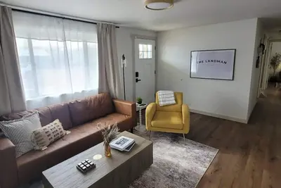 Image de Stylish fully furnished Casper home featuring 2 bedrooms + dedicated office, high-speed WiFi, full kitchen, fenced yard, in-unit laundry, and cozy modern living spaces — ideal for travel professionals, remote workers, and extended Wyoming stays near