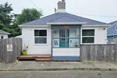 Image de 🐦 Wren’s Place 2b/1Ba | Charming Seaside Retreat • Walk to Beach • Firepit
