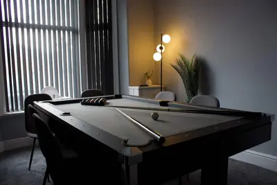 Image de Modern 3br Stay for 8 | Easy City Access + Parking + Pool Table for Family Fun