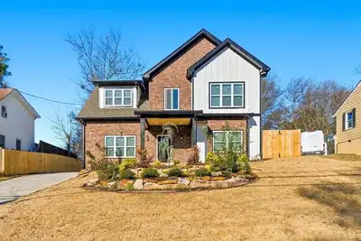 Image de A newly constructed home with four bedrooms and four bathrooms.