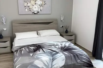 Image de Élégance Méditerranéenne – Appartement 2e étage avec terrasse privée, Wi-Fi et climatisation
