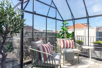 Image de Rooftop Glasshouse Retreat by LovelyStay