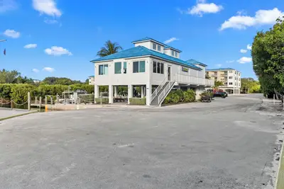 Image de Seaside Escape: 3 Suites with Panoramic Views, Full Kitchens & Outdoor Pool