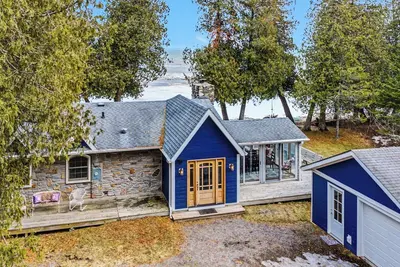 Image de Welcome to Cedar Cove Lake House, a private waterfront retreat.